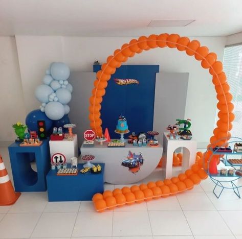 Hot Wheels Birthday Centerpieces, Hotwheels Balloons, Hotwheels Centerpieces, Hot Wheels Fourth Birthday, Hot Wheels Table Decorations, Hot Wheels Birthday Party Food, Diy Hot Wheels Party Decorations, Hot Wheels 3rd Birthday Party Ideas, Hotwheels Birthday Party Decoration Boys