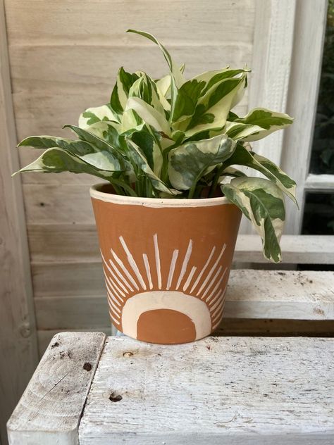 Hand Painted Pots Terra Cotta, Boho Flower Pot, Terracota Planters Ideas, Clay Flower Pot Painting Ideas, Terracota Painting, Diy Painted Pots Ideas, Terracotta Pot Painting Ideas Boho, Terracota Pot Painting Ideas, Painted Plant Pots Terra Cotta