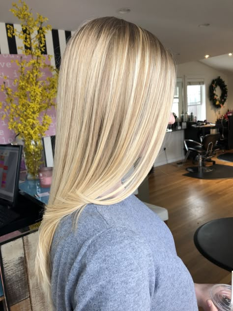 Smudge Blonde Hair, Blonde Highlights Caramel, Blonde Root Smudge, Blonde Dimensional Hair, Root Smudge Blonde, Caramel Lowlights, Bright Blonde Highlights, Blonde Dimension, Blonde Winter