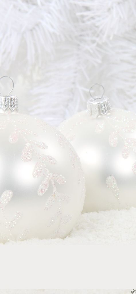 Aesthetic White Christmas Ball iPhone Wallpaper Beautiful Christmas Wallpaper, Iphone Wallpaper Elegant, Kei Clothing, Christmas Wallpaper For Iphone, White Christmas Background, Fashion Outfits Aesthetic, Christmas Wallpaper Aesthetic, Free Christmas Backgrounds, Christmas Tree Wallpaper