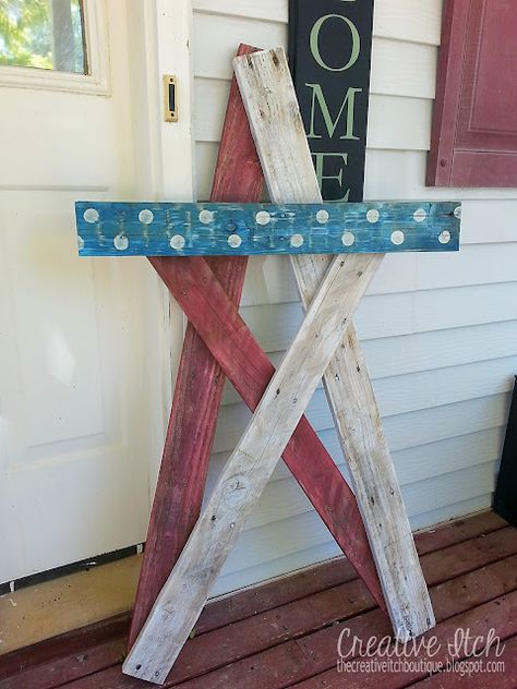 Amazing Patriotic Porch Decoration Ideas 4th Of July Front Porch, Patriotic Porch Signs, Decorating With Flags, Patriotic Porch Decor, Porch Decoration Ideas, Wood Signs Diy, Patriotic Porch, Entertaining Outdoors, Patriotic Diy