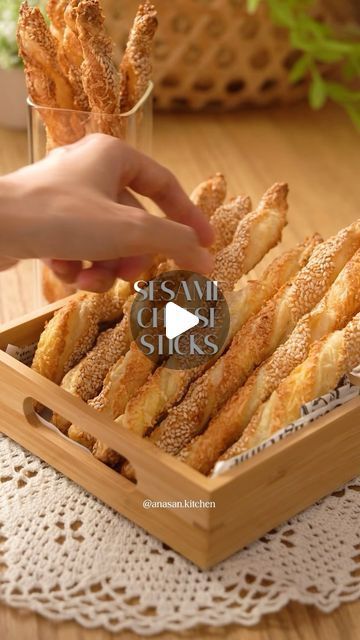 Fast Snack Recipes, Puff Pastry Sticks, Puff Pastry Snacks, Cheese Sticks Recipe, Fast Snack, Cheese Stick, Pasta Filo, Cheese Puff, Cheese Puff Pastry