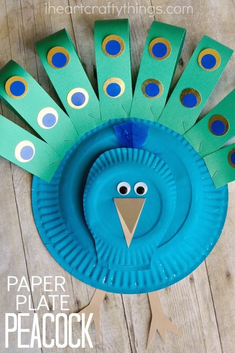 Gorgeous Paper Plate Peacock Craft - I Heart Crafty Things Paper Plate Craft Ideas, Peacock Craft Preschool, Paper Plate Art, Paper Plate Animals, Zoo Animal Crafts, Peacock Crafts, Paper Plate Crafts For Kids, Craft Craft, Bird Crafts