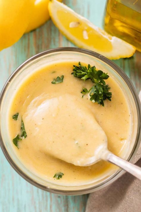 This lemon aioli is perfect for all your summer dishes. It's light, refreshing, and goes great with seafood or chicken. Plus, it's really easy to make! Give this sauce a try today. Make Garlic Bread, Low Carb Burger, Keto Burger, Lemon Aioli, Aioli Recipe, Low Card, Marinade Sauce, Keto Brownies, Burger Sauce