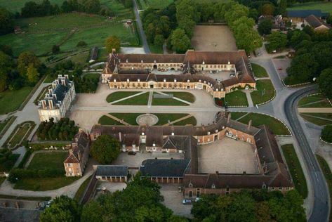 Luxury Horse Stables, Horse Farm Layout, Luxury Horse Barns, Horse Stables Design, Dream Barn Stables, Equestrian Stables, Horse Farm Ideas, Horse Barn Ideas Stables, Horse Barn Designs