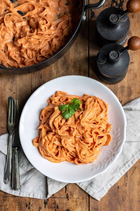 Pink Sauce Pasta is a creamy and tasty blend of tomato and cream sauce! It's quick, easy and full of great flavor. Also known as Italian rosa sauce, or rosatella, this creamy pink sauce is ready in just 25 minutes. Pasta Sauce For Cheese Ravioli, Pink Spaghetti Sauce, Blush Pasta Sauce, Rosa Pasta Sauce Recipes, Parma Rosa Sauce Recipes, Parma Rosa Sauce, Pink Pasta, Spinach Pasta Sauce, Ravioli Sauce Recipe