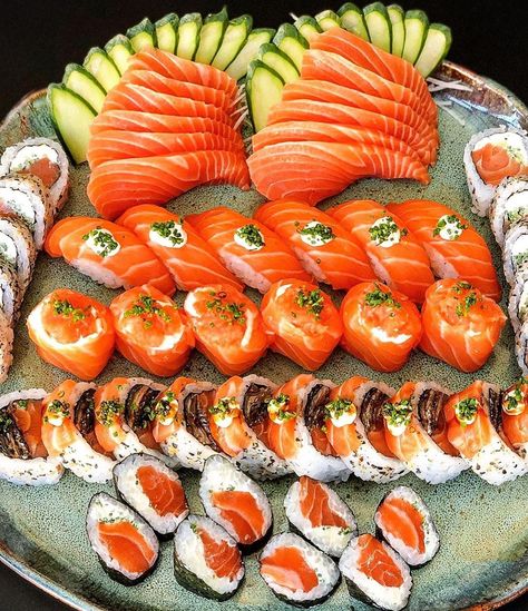 Tag the Sushilovers 🍱🍣❤️ #sushi #sushilovers #sushi🍣 Photo credit Sushi Photo, Sashimi Sushi, Sushi Recipes, Yummy Comfort Food, Food Obsession, Pretty Food, Food Cravings, I Love Food, Amazing Food