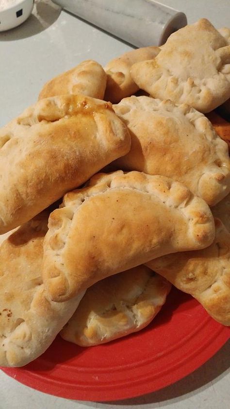 Homemade Pizza Pockets [freezer friendly] – Dance Mom Lifestyle Deep Fried Pizza Pockets, Homemade Pizza Pops Recipes, Pizza Pockets Homemade Dough, Pizza Pops Homemade, Pizza Pockets Homemade, Deep Fried Pizza, Bannock Bread, Hot Pocket Recipes, Homemade Pizza Pockets