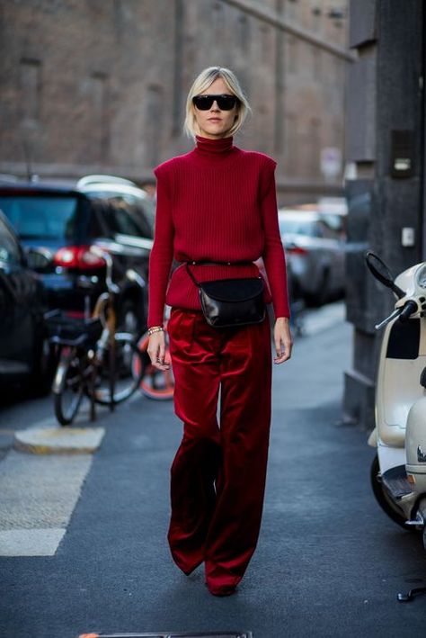 outfit-invernali-casual Red Velvet Pants, Milan Fashion Week Street Style, Moda Chic, Winter Mode, Milano Fashion Week, Red Pants, Winter Trends, Velvet Pants, Street Style Chic