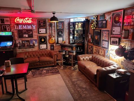 Old School Home Decor, Student Hangout Space, Retro Man Cave, Cool Garage Ideas Man Cave Stuff, Garage Couch, Basement Hangout Room, Garage Bar Ideas Man Caves, Garage Lounge Ideas, Garage Hangout Ideas