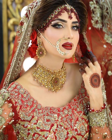 Instagram post by Kashee's Beauty Parlour • Jun 26, 2018 at 11:41am UTC Fiza Ali, Pakistan Bride, Gorgeous Bridal Makeup, Pakistan Bridal, Beautiful Bridal Makeup, Bridal Mehndi Dresses, Makeup Prices, Pakistan Wedding, Pakistani Bridal Makeup