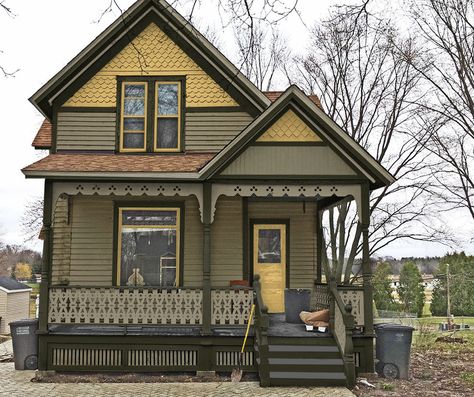 Folk Victorian House, Victorian House Colors, Victorian Homes Exterior, Grandma House, Victorian Exterior, Style Bungalow, Dark Paint Colors, Paint Themes, Folk Victorian