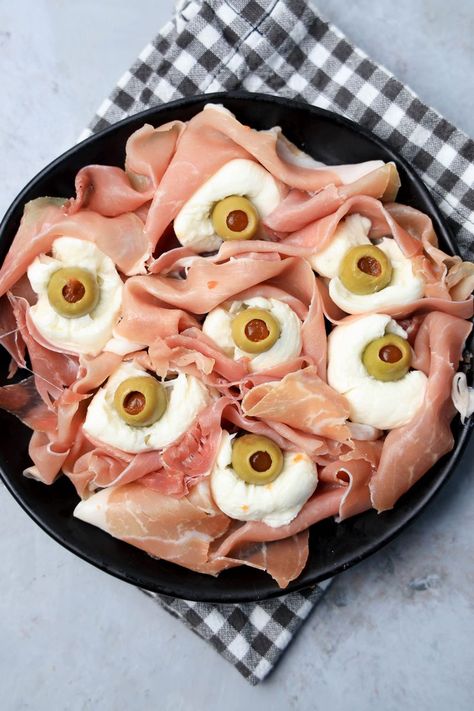 Mozzarella Eyeballs, Halloween Pies, Prosciutto Mozzarella, Halloween Feast, Edible Candy, Halloween Finger Foods, Halloween Snacks For Kids, Many Eyes, Candy Eyes