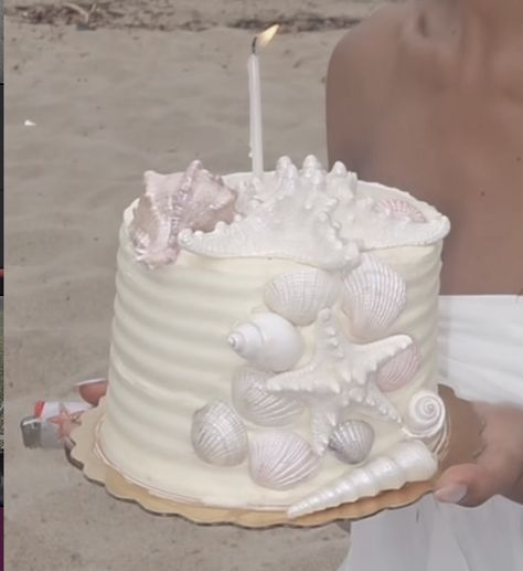 Mermaid Core Aesthetic, Aesthetic Birthday Cake, Happy August, Aesthetic Birthday, Mermaid Core, Beach Cakes, Mermaid Cakes, Beach Birthday, Pretty Birthday Cakes