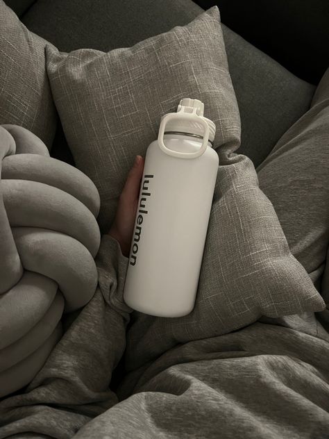 White Water Bottle Aesthetic, Aethstetic Water Bottle, Water Tumbler Aesthetic, White Lululemon Water Bottle, Gym Water Bottle Aesthetic, Metal Water Bottle Aesthetic, Lululemon Water Bottle Aesthetic, Garrafa Aesthetic, Flask Aesthetic