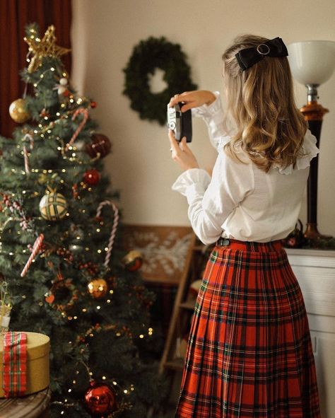 Vintage Christmas Outfit Aesthetic, Vintage Christmas Outfit, Christmas Skirt Outfit, Christmas Church Outfit, New Year Party Dress, Ootd Christmas, Christmas Witch, Modest Feminine, Xmas Fashion