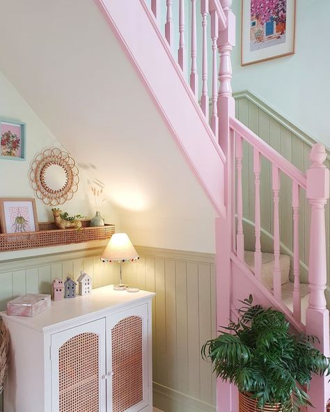 Zoes Pastel 'Palace' 🌈 on Instagram: “My pink and green hallway ... but I still don't know what to do with the carpet on the stairs 🤔😒 I just don't know. Do I want a runner or…” Pastel Hallway, Pink Hallway, Pink Interiors, Green Hallway, Staircase Remodel, Maximalist Wall Art, Hallway Designs, Pastel House, Danish Pastel