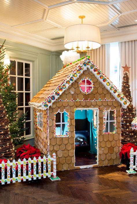 Cardboard Gingerbread House, Christmas Parade Floats, Gingerbread Christmas Decor, Candy Land Christmas Decorations, Candy Land Christmas Tree, Christmas Float Ideas, Easy Chinese, Christmas Yard Decorations, Christmas Gingerbread House