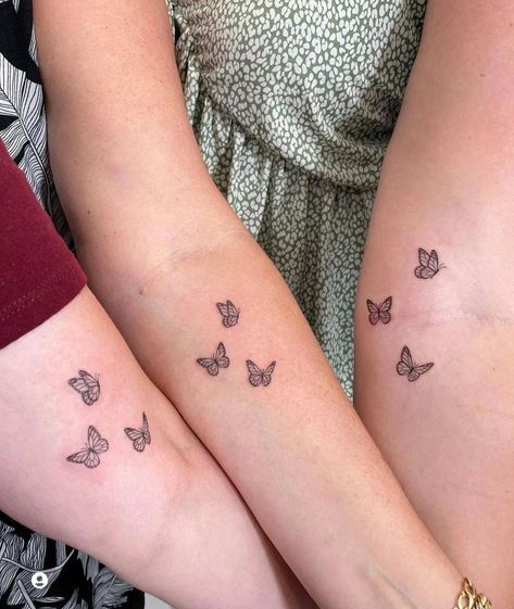 Mum And Daughter Tattoo, Matching Friend Tattoos, Best Couple Tattoos, Tiny Tattoos For Women, Tato Minimal, Small Matching Tattoos, Matching Sister Tattoos, Couples Tattoo Designs, Small Pretty Tattoos