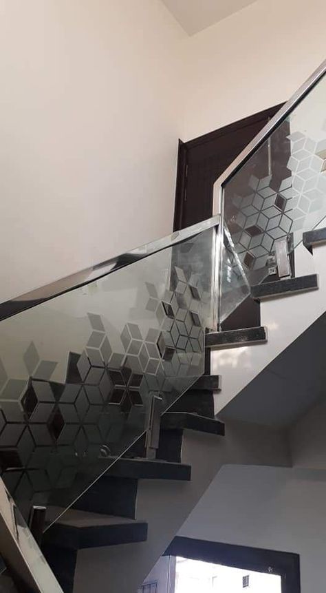 Balcony Railing Design Modern Glass, Staircase Mirror, Balcony Glass Railing Design, Stair Decorations, Staircase Glass Design, Glass Railing Design, Glass Stairs Design, Reling Design, Glass Staircase Railing