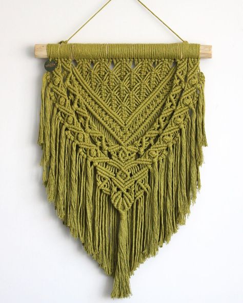 Green Macrame, Macrame Wall Hanger, Macrame Wall Hanging Diy, Macrame Wall Hanging Patterns, Macrame Curtain, Deco Boheme, Macrame Patterns Tutorials, Macrame Wall Art, Hanging Macrame