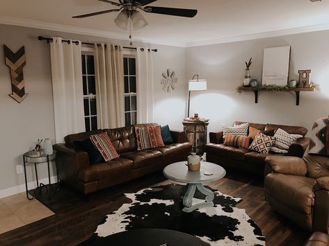 Southwest Boho Bedroom Ideas, Pampas Grass House Decor, Small Western House Interior, Brown Leather Couch Living Room Western, First Apartment Decorating Western, Cowboy Theme Living Room, Small Living Room Western Decor, Western Chic Decor Living Room, Living Room Ideas Western