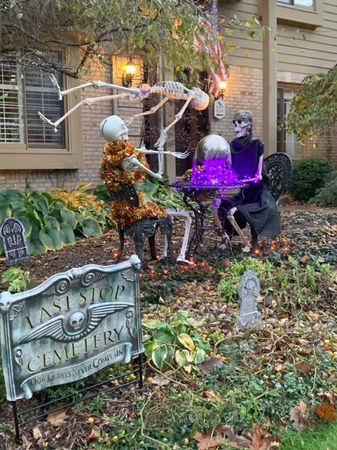 Halloween Fortune Teller Decor, Skeleton Display, Halloween Fortune Teller, Halloween Yard Displays, Creepy Halloween Decorations, Rv Ideas, Scary Halloween Decorations, Fall Front Porch, Halloween Yard