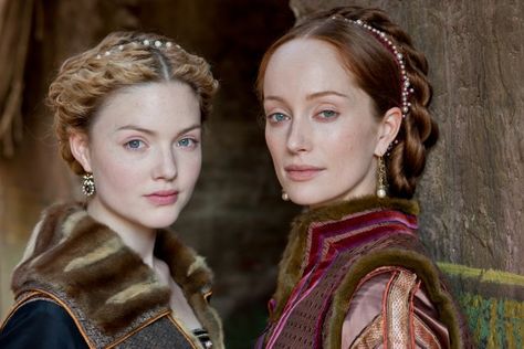 Holliday Grainger as Lucrezia Borgia and Lotte Verbeek as Giulia Farnese in Showtime's 'The Borgias'. Renessaince Hairstyle, Lucretia Borgia, Giulia Farnese, Borgia Tv Series, Borgias Costumes, Lotte Verbeek, Couture Dior, The Borgia, Makeup Suggestions