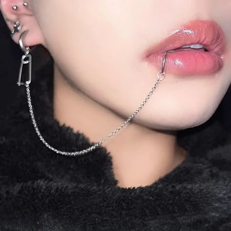 1PC Stainless Steel Chain Linked Earring Hinged Lip Ring Fake Piercing Lip Clip Anime Nana Style Punk Jewelry Body Piercing If you have real piercing, please select the appropriate size. If you have no lip piercing, please select lip clip. Piercing Lip, Anime Nana, Edgy Jewelry, Cool Piercings, Cute Piercings, Fake Piercing, Casual Jewelry, Punk Jewelry, Link Earrings