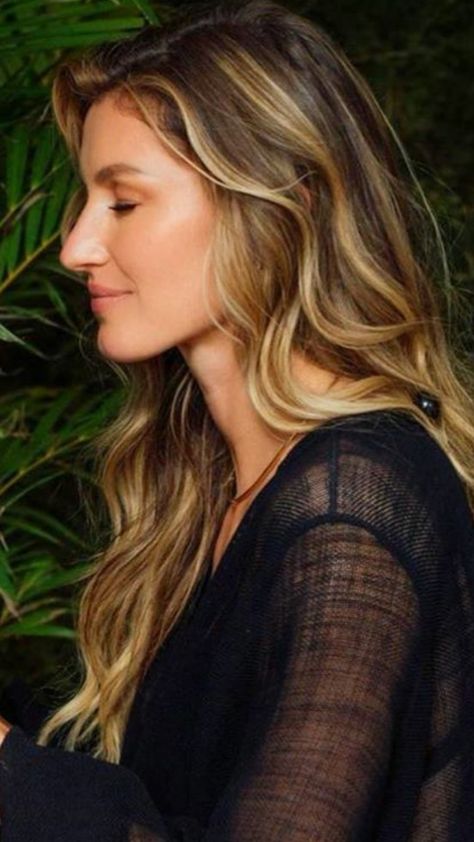 Gisele Bundchen Hair Balayage, Gisele Bundchen Highlights, Giselle Bundchen Hair Color, Gisele Hair Color, Gisele Bundchen Hair 2023, Kristen Bell Long Hair, Blake Lively Dark Blonde, Gisele Bundchen Hair Color, Blake Lively Hair 2023