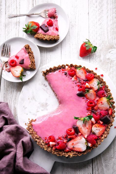 chocolate granola breakfast tart with yogurt and berries Smoothie With Yogurt, Best Breakfast Smoothies, Breakfast Tart, Cinnamon Granola, Berry Yogurt, Chewy Granola, Berry Tart, Granola Breakfast, Chocolate Granola