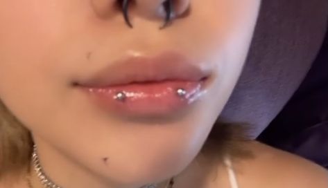 Double Snake Eyes Piercing, Double Ashley Piercing, Snake Bites Piercing Aesthetic, Snake Bites Lip Piercing Black, Cool Snakebite Jewelry, Verticle Labret Lip Piercing Aesthetic, Snake Eye Piercing Jewelry, Piercing Setup, Snakebite Jewelry Lip Piercings