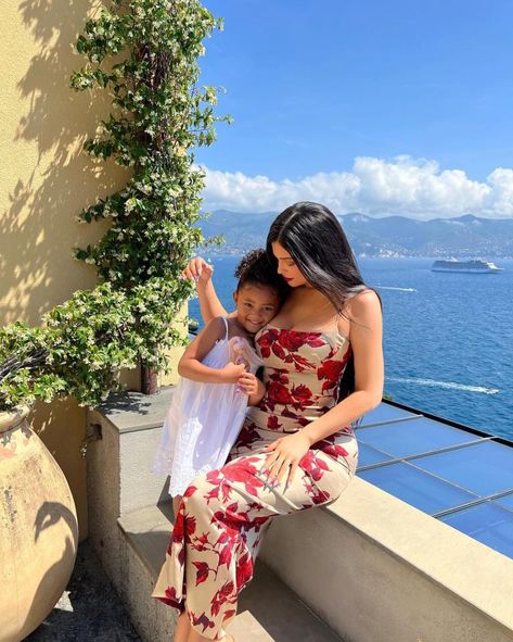 KYLIE Jenner and daughter Stormi have played with dolls during a private jet flight home from Italy. Kylie, 24, was in Portofino, Italy over the weekend to attend sister Kourtney Kardashian’s, 43, marriage to rock star drummer Travis Barker, 46. Kylie posted video to Instagram, while aboard her $72M private jet, of her and Stormi, […] Stile Kendall Jenner, Midi Prom Dress, Looks Kylie Jenner, Estilo Kylie Jenner, Kylie Kristen Jenner, Satin Midi Dress, Red Midi Dress, Kardashian Jenner, Bodycon Midi