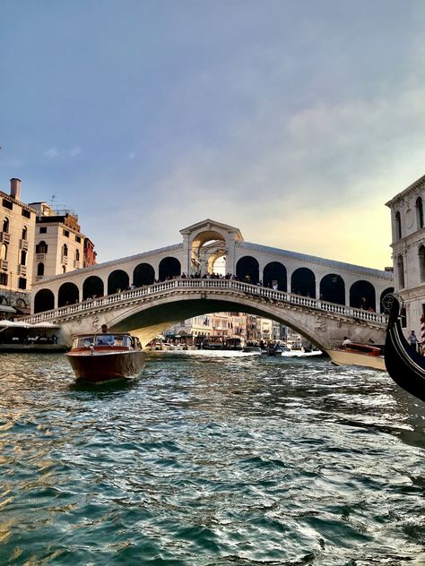 Rialto Bridge photos.Venice photos.Photo places in Venice. #venice #italy #aesthetic #gondola #travel #europe #venezia Venice Italy Aesthetic, Bridge Photos, Venice Bridge, Venice Photos, Rialto Bridge, Places In Italy, Italy Aesthetic, Travel Europe, Venice Italy