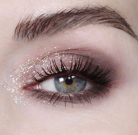 beauty, eye makeup, glitter Sparkle Eye Makeup Glitter, Taupe Makeup Look, Light Shimmer Eye Makeup, Smoky Glitter Eye Makeup, Simple Glitter Eye Makeup, Taupe Makeup, Smoky Eyes Makeup, Sparkle Eye Makeup, Natural Makeup For Teens