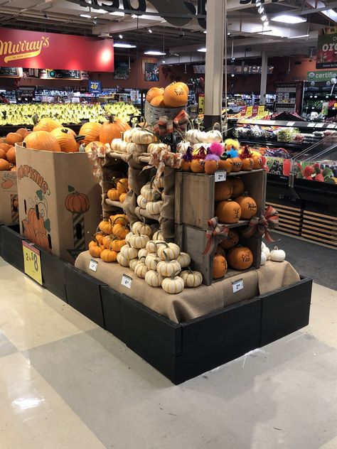 #fall #pumpkin #grocerystore #pumpkinspice Fall Retail Display Ideas, Supermarket Ideas, Fall Displays, Merchandise Display, Farmers Market Display, Produce Displays, Biggest Pumpkin, Halloween Snack, Pumpkin Display