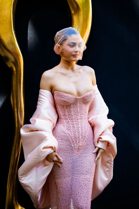 Kylie Jenner Tries the Pink Bridal Trend at Schiaparelli Couture | Vogue Collection Couture, Couture Mode, Pink Bridal, Couture Week, Doja Cat, Cool Street Fashion, Street Style Looks, Evening Dresses Prom, Prom Gown