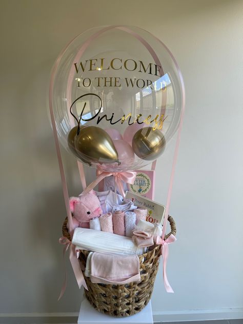 Gift Hamper For Newborn, Baby Hampers Ideas Gift, Regalos Para Baby Shower Ideas, Regalos Baby Shower Originales, Baby Hamper Ideas, Baby Basket Gift Ideas, Balloon Gift Basket, Large Paper Flowers Diy, Baby Shower Basket