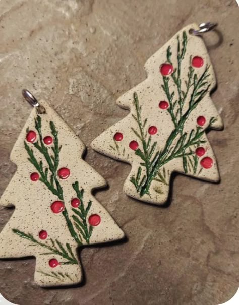 New Year Clay Craft, Clay Pottery Christmas Ornaments, Pottery Christmas Trees Ideas, Ceramic Christmas Ornaments Diy, Christmas Ornaments Ceramic Clay, Diy Ceramic Christmas Ornaments, Christmas Pottery Ornaments, Clay Art Christmas, Clay Xmas Decorations