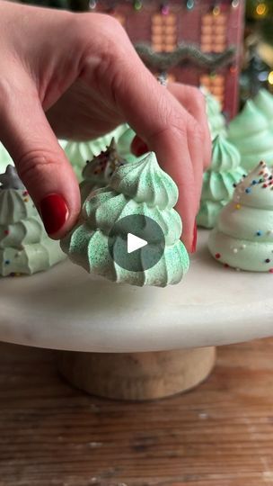 Christmas Tree Cookie Tower, Merengue Christmas Trees, Christmas Tree Meringue Cookies, Meringues Christmas, Meringue Snowman, Sprinkle Ornaments, Meringue Christmas Tree, Meringue Cookies Christmas, Christmas Meringue Cookies