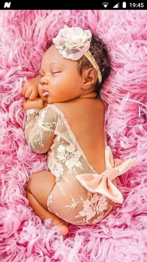 Baby Bath Ideas, Foto Newborn, Newborn Baby Photoshoot, Baby Photo Shoot, Beautiful Black Babies, Newborn Pics, Newborn Baby Photos, Baby Shoot, Foto Baby