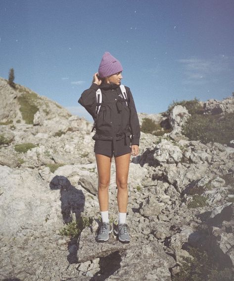 North Face Hiking Outfit, Uk Hiking Outfit, Celebrity Hiking Outfit, Backpacking Outfits Europe, Hike Outfit Winter, Prana Outfit, Black Hiking Outfit, Backpacker Outfits, Camping Outfits Aesthetic