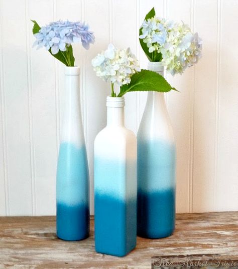 DIY - spray paint wine or other bottles white (let dry), then light blue (let dry), then darker blue White Bottle Painting, Spray Painted Bottles, Bottle Decoration Ideas, Diy Vase Decor, Blue Chairs, Diy Spray Paint, Decorating Crafts, Painted Bottles, Glass Bottle Diy