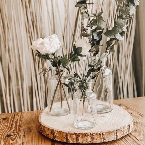 Small Vase Centerpiece, Bottle Vases Wedding, Round Table Centerpieces Wedding, Easy Centerpieces, Round Table Centerpieces, Vases For Wedding, Table With Flowers, Boho Centerpiece, Decoration Plants