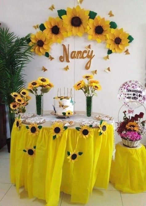 Sunflowers Party Decorations, Sunflower Birthday Party Decoration Diy, Sunflower Party Theme Decoration, Sunflower Dessert Table Ideas, Sunflower Backdrop Ideas, Sunflower Decorations Party, Sunflower Birthday Party Ideas, Sunflower Birthday Party Decoration, Sunflower Themed Birthday Party