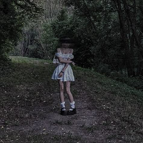 Grunge Princess Aesthetic, Forest Grunge Aesthetic, Eurydice Aesthetic, Jane Doe Aesthetic, Spider Photoshoot, Alt Photoshoot, Forest Grunge, Creepy Chan, Horror Oc