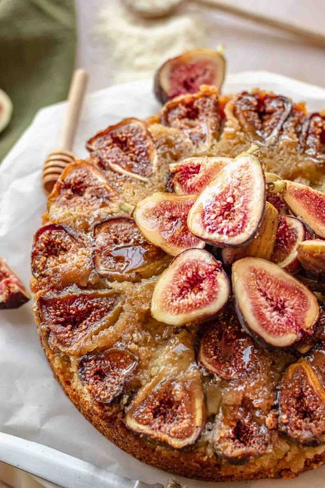 This simple and delicate fig cake takes fresh figs and a buttery almond cake batter that gets turned out into a beautiful, caramelized upside-down cake. It's the perfect cake for fig lovers during peak fig season and is incredibly easy to make. Fig And Almond Tart, Savory Fig Dishes, Fig And Almond Cake, Fig Honey Cake, Fresh Fig Desserts Easy, What To Make With Dried Figs, Fig Bundt Cake, Fresh Fig Cake, Fig Spice Cake