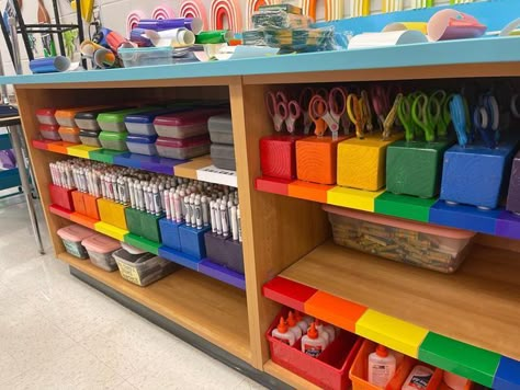 Crayon Organization Classroom, Classroom Table Organization, Zen Classroom, Crayon Organizer, Art And Craft Room, Classroom Supplies Organization, Art Room Aesthetic, Art Classroom Organization, Literacy Classroom