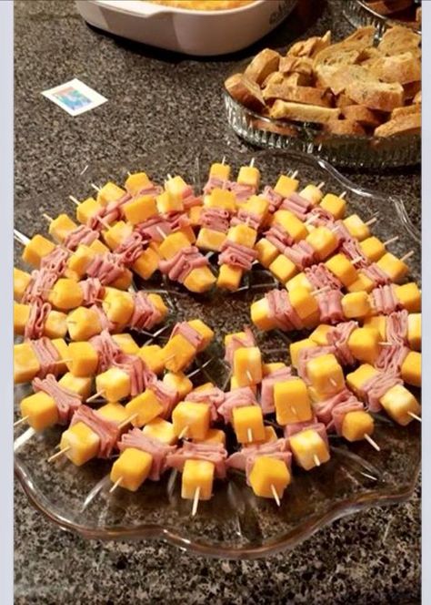 Ham And Cheese Toothpicks, Ham And Cheese Platter Ideas, Cheese And Ham Platter, Ham And Cheese Skewers, Meat And Cheese Toothpick Appetizers, Cheese Skewers Appetizers, Snack Platter Ideas Simple, Meat And Cheese Skewers, Ham Skewers