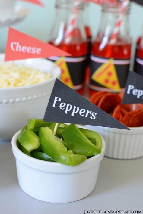 Simple Pizza Toppings, Make Your Own Pizza Party, Pizza Bar Party, Pizza Party Ideas, Pizza Dinner Party, Pizza Banner, Pizza Party Decorations, Kids Pizza Party, Pizza Station